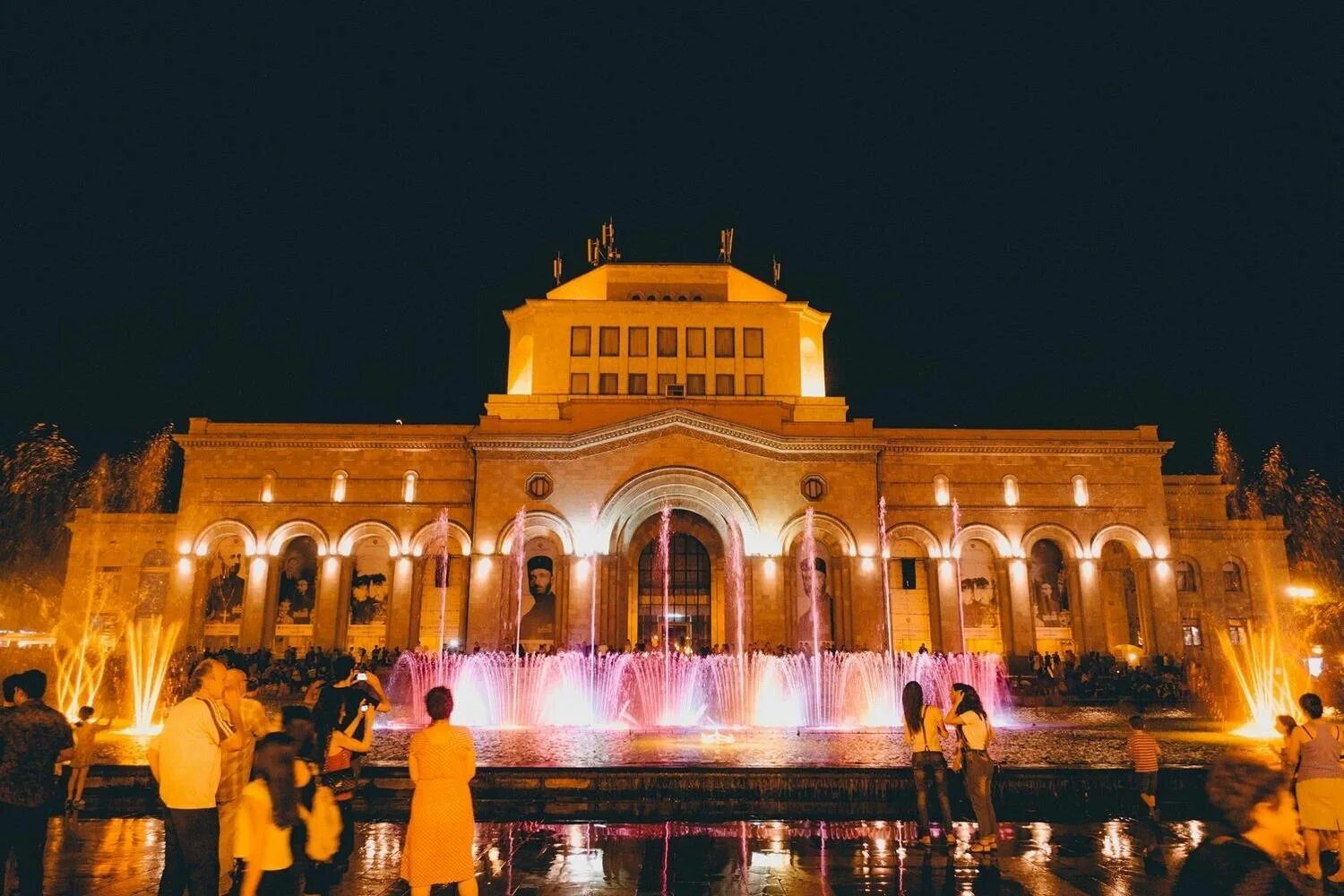 Площадь Республики Ереван Поющие фонтаны. Площадь свободы Ереван. Армения Ереван площадь Республики. Фонтан Армения на площади Республики. Ереван за 1 день
