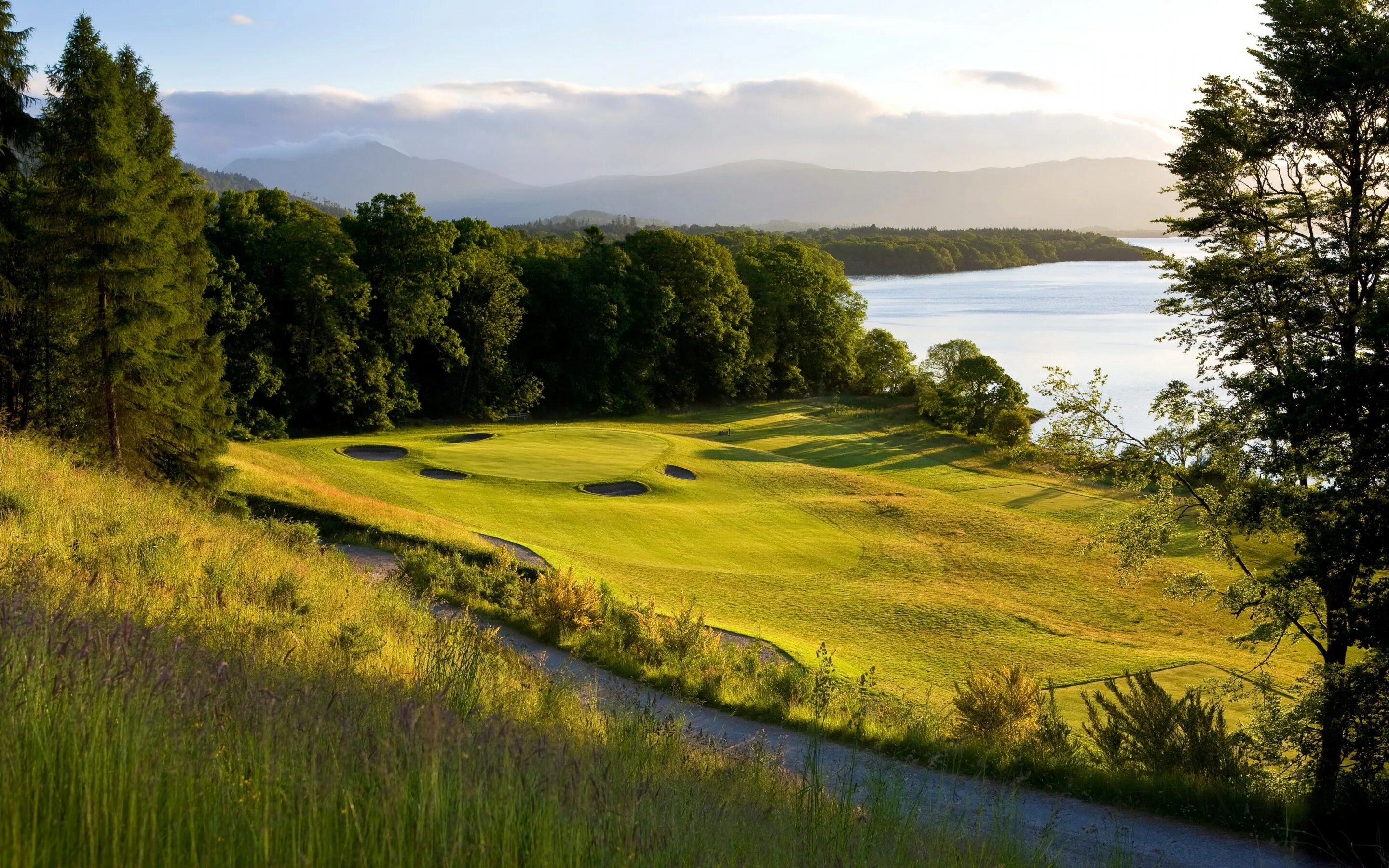 Озеро в холмах. Озеро бистрица румыния. Озеро на равнине. Saprangeti. Поле, озеро и лес.