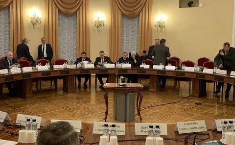 За круглый стол рассаживаются