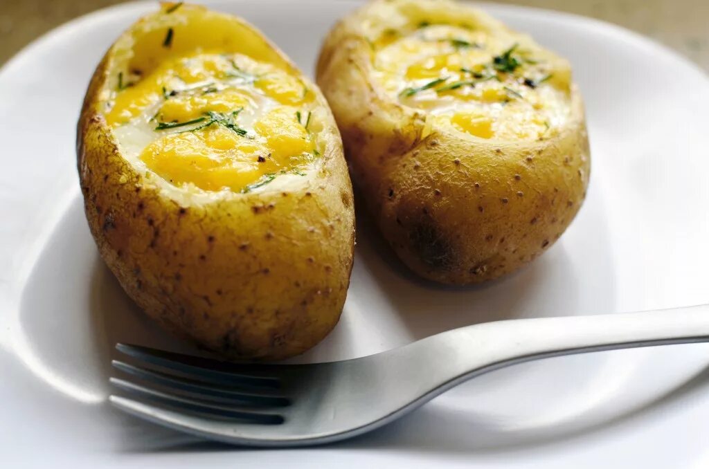 Запеченные яйца. Блюда из картофеля. Закуски из картофеля. Картошка с яйцом в духовке. Картофель фаршированный на закуску.