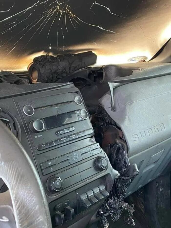 Попадание молнии. Удар молнии в автомобиль. автомобиль после попадания молнии. попадание молнии в автомобиль.