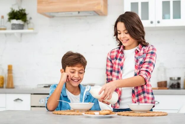 Мать и сестра помогают брату. Sister helps brother. Breakfast with sister рус. Sister helped. Help brother.