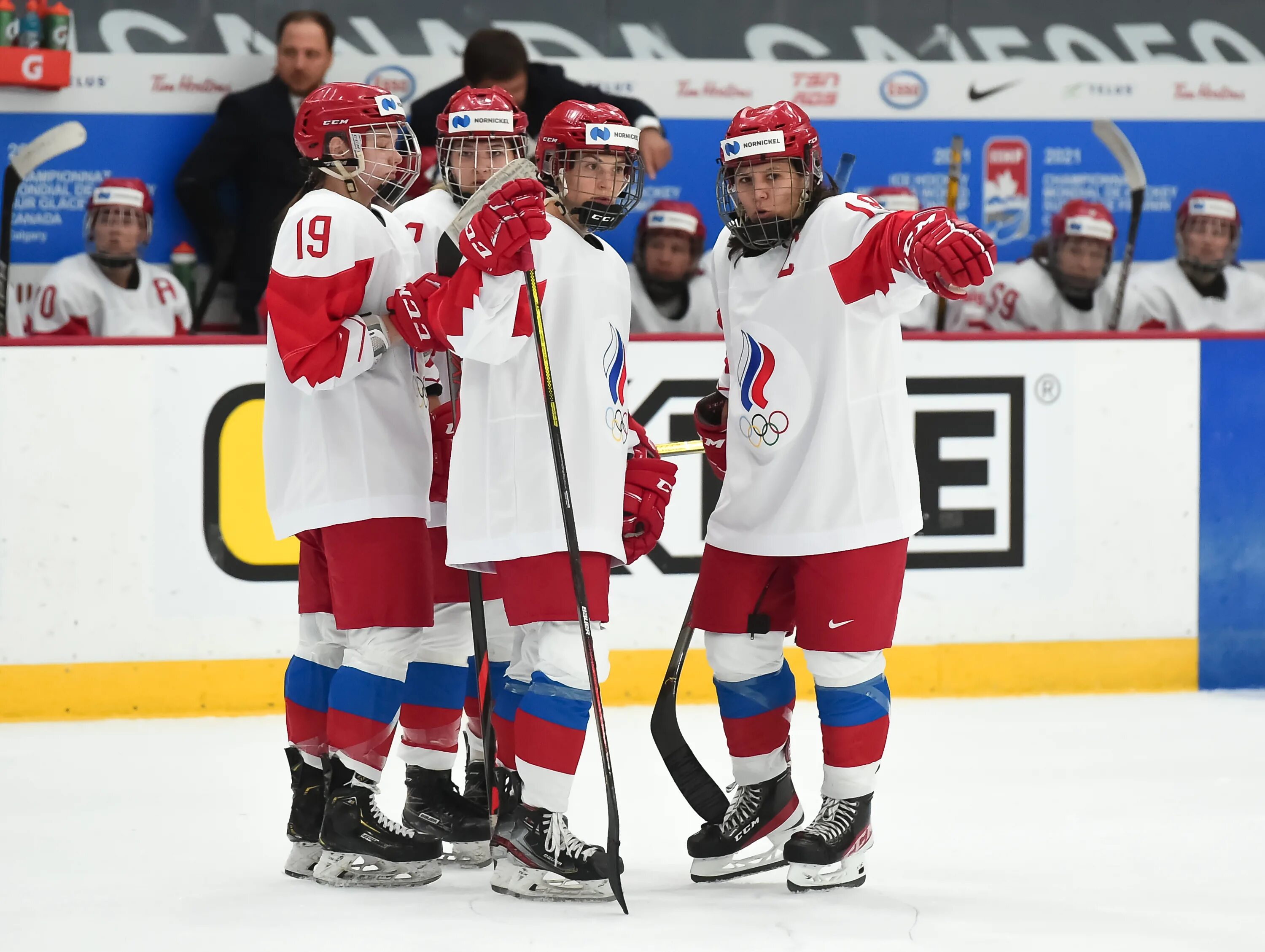 Россия финляндия 6 5. Тренер сборной Канады по хоккею 2022. Россия Швейцария хоккей.