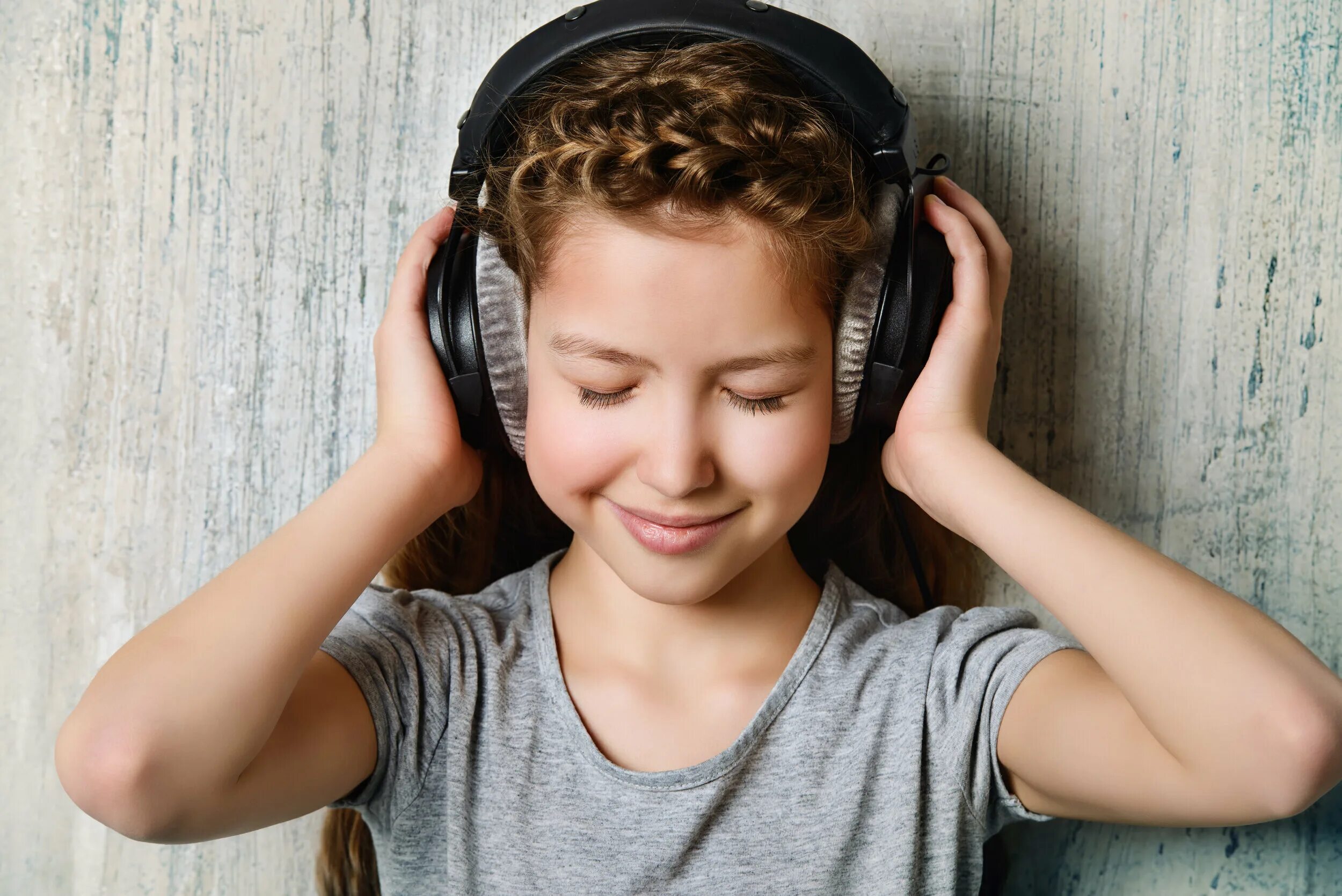 Музыка для детей. Наушники с музыкой для детей. To listen to Music. Children listen to Music.