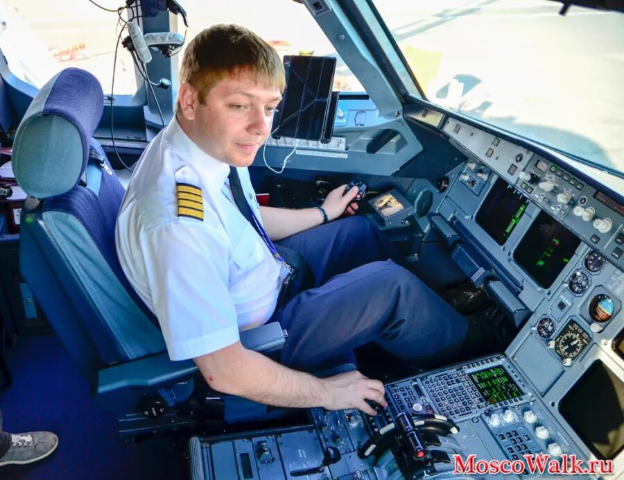 Сергей глазков уральские авиалинии. Алексей корчагин пилот уральских авиалиний. Сергей глазков уральские авиалинии. Чебров роман иванович уральские авиалинии. Андрей пилот уральские авиалинии.