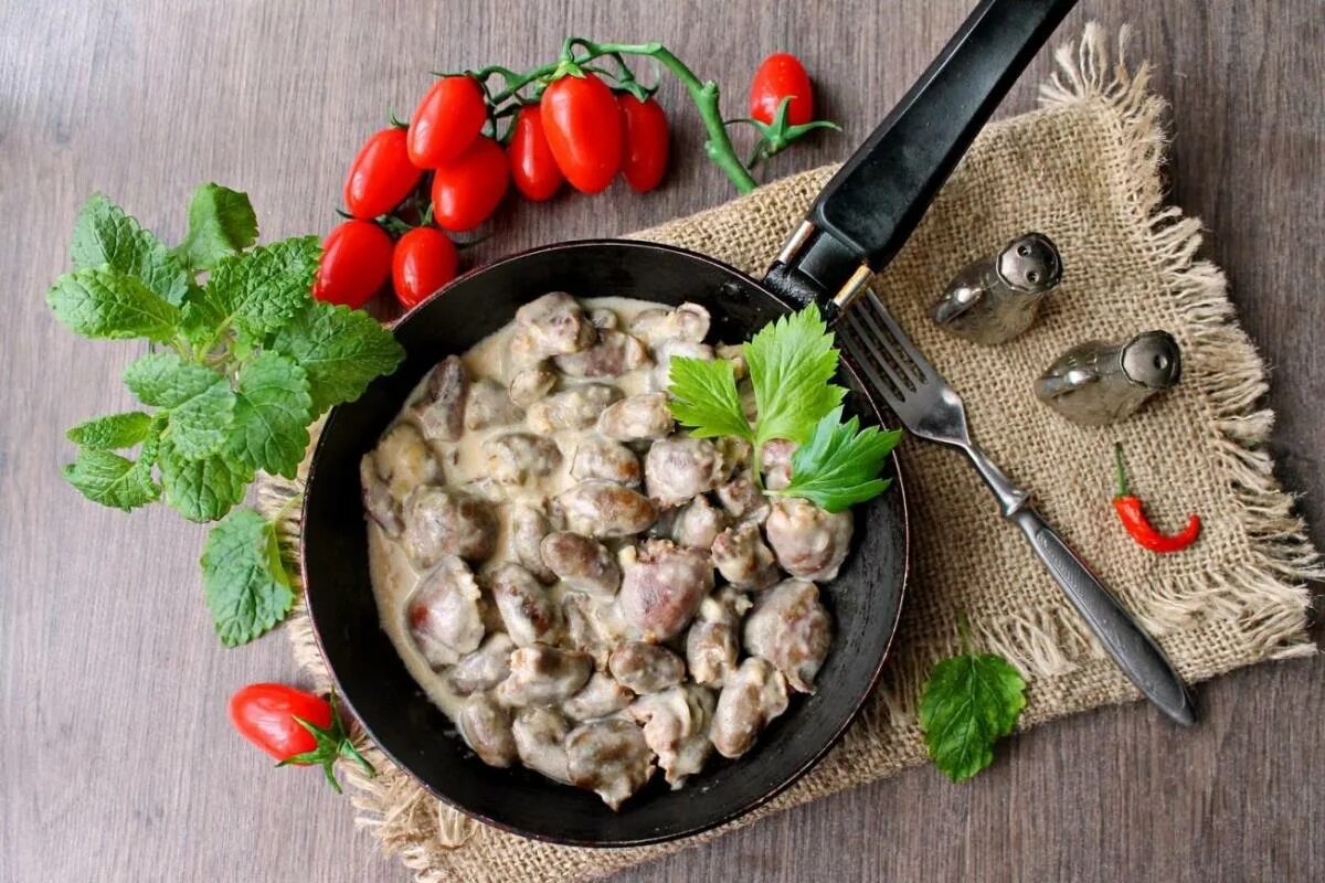 Сколько готовить сердечки на сковороде. Тушеные куриные сердечки. куриные сердечки в сливочном соусе. куриные сердечки с луком. куриные сердечки с луком на сковороде.