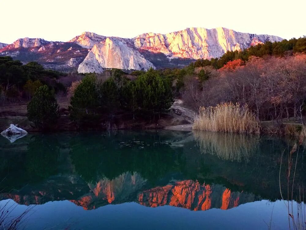 Горное озеро панагия крым. Озеро панагия в зеленогорье. Озеро панагия (крым, зеленогорье). Озера крыма в горах. Ущелье панагия.