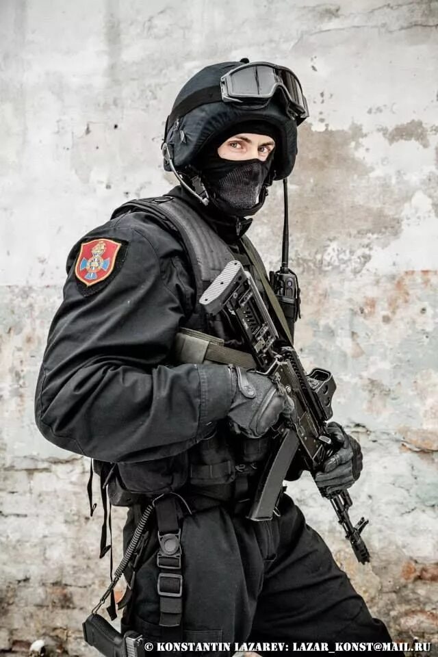Альфа СОБР ОМОН. Спецназовец Альфа в маске и черной форме. Форма спецназа. Боец спецназа. Крутые омоны