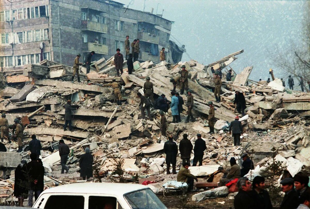 Армения землетрясение погибших. Землетрясение в Спитаке в Армении 1988. Землетрясение в Армении 1988 Ленинакан. Землетрясение 7 декабря 1988 Армения Ленинакан.