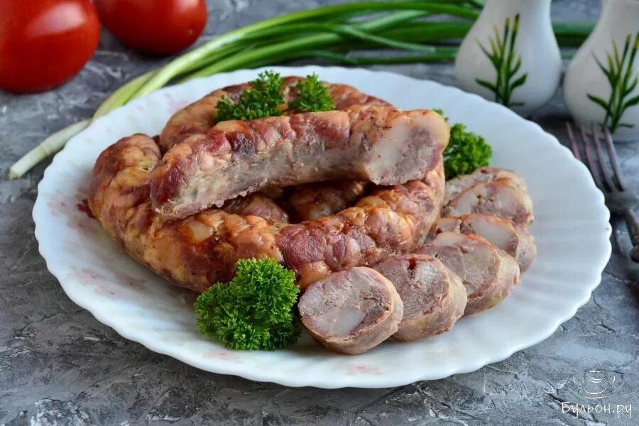 Колбаса домашняя рецепты сборная. Купаты. Колбаски в духовке. Мясные колбаски в духовке. Домашняя колбаса в духовке.