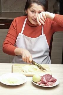 Режем женщину видео
