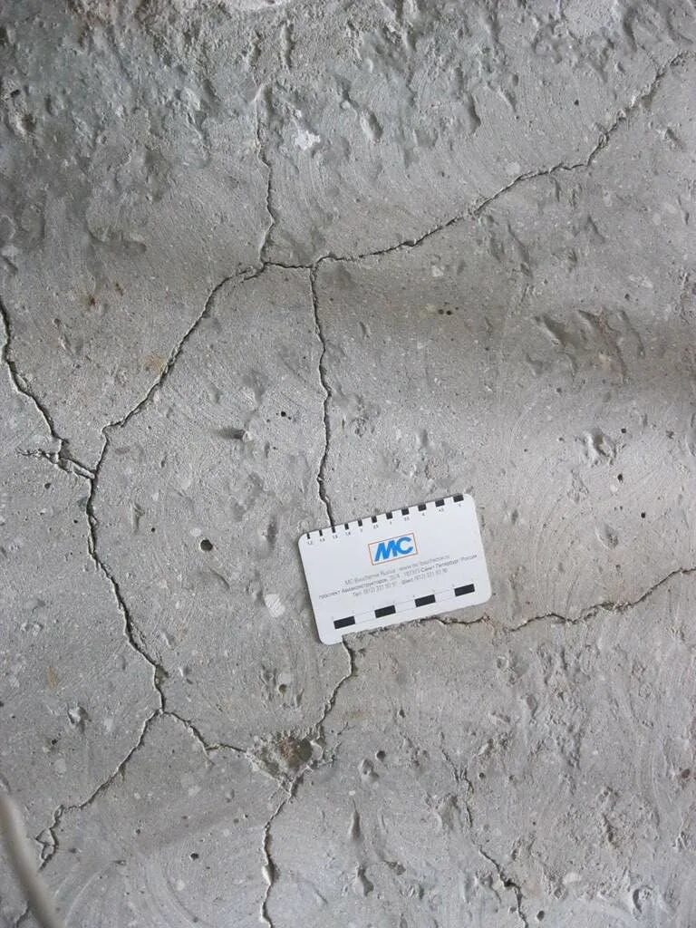 Небольшие трещины на бетоне. Маденькиетрещины в бетоне. Маленькие трещинки на поверхности бетона. Заделка трещин в бетоне.