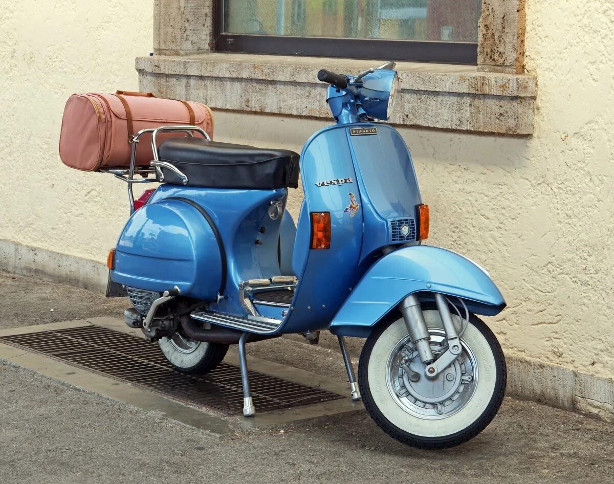 Мотороллер картинки. Мопед веспа. vespa мотороллер 1970. вега мотороллер. голубая веспа скутер.