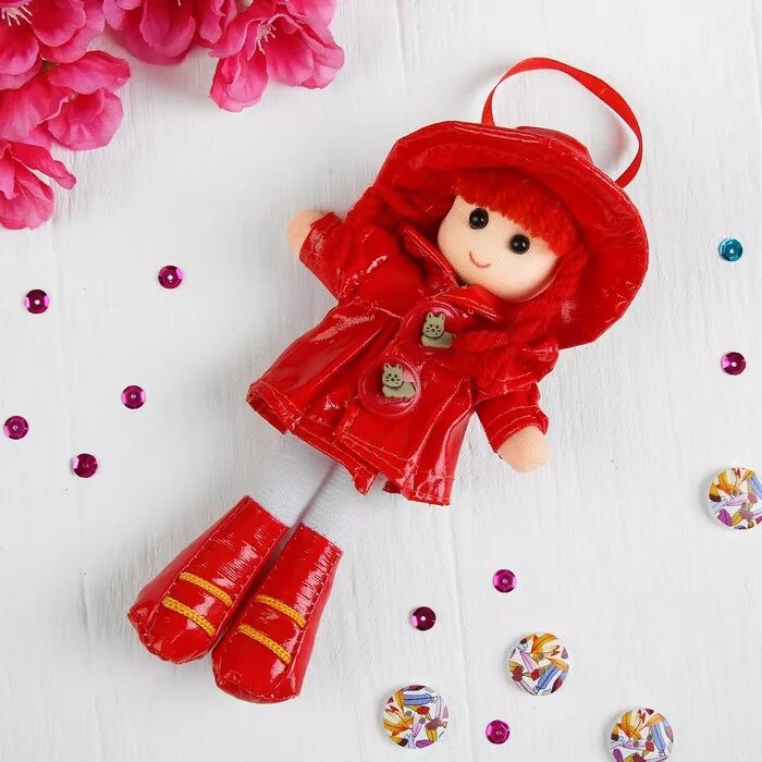 Красные куколки. Кукла мягкая в шляпке. Мягкая кукла в плаще. Мягкая кукла в шляпе. Кукла мягкая с красными волосами.