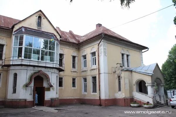 Сайт красный крест смоленск. Красный крест Смоленск. Больница красный крест Смоленск. Больница красный крест Смоленск здание. Роддом красный крест Смоленск.