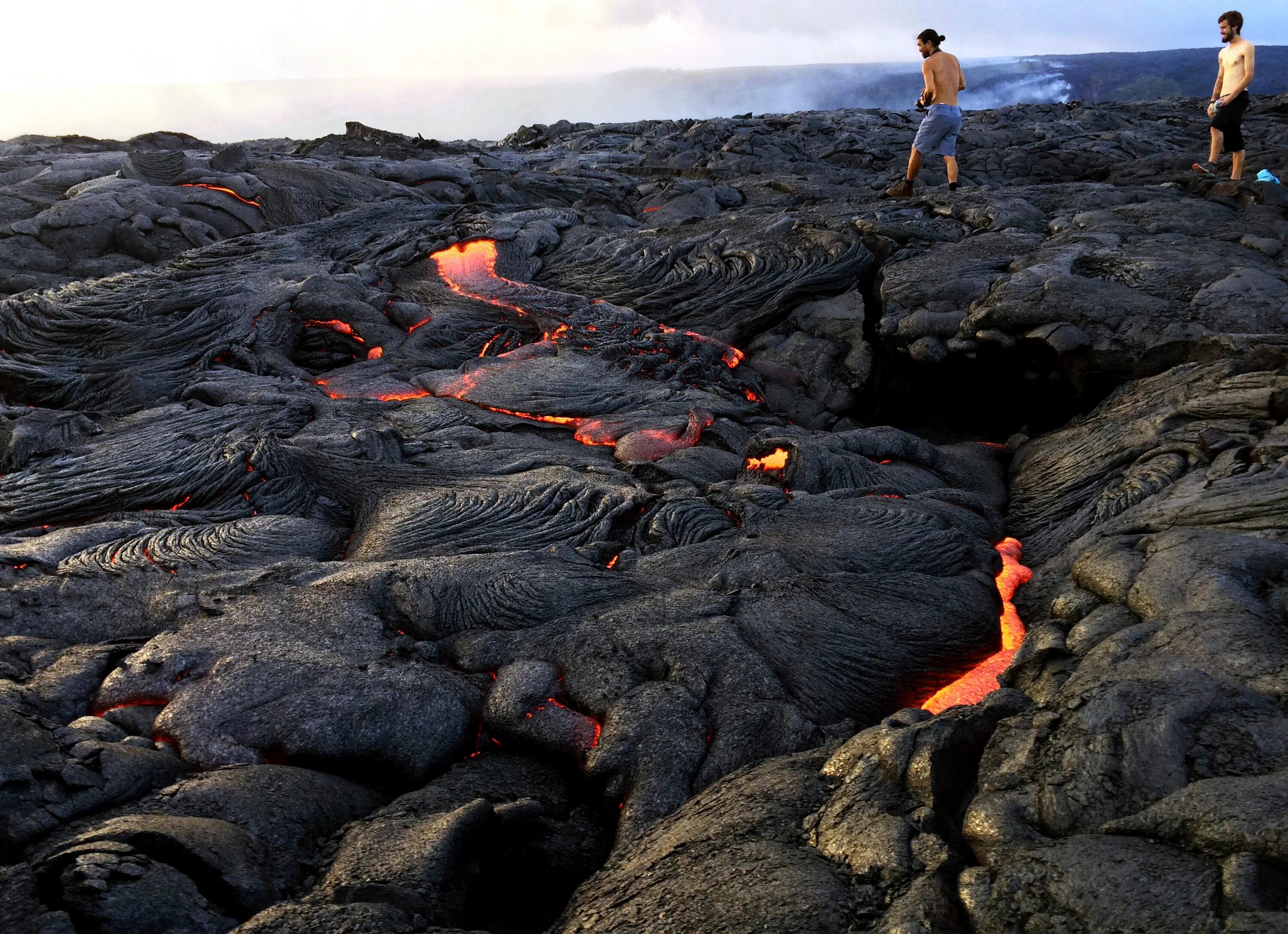 Парк вулканов Гавайи. Килауэа, Гавайи. Вулканическая лава Гавайи. Вулкан в Западном Камокуна, Гавайи. Спастись от лавы оби