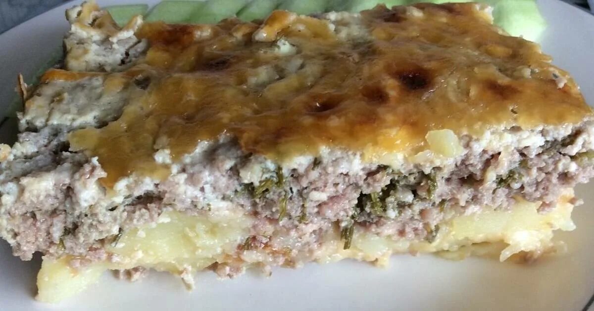 Запеканка с фаршем и картофелем. Пирог с тушенкой и картошкой в духовке. Запеканка с фаршем и картофелем. Картофельно мясная запеканка. Запеканка картофель с домашним фаршем.