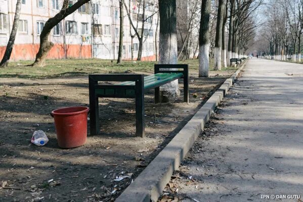 Урна во дворе. Мусорная урна во дворе. Мусорка ведро во двор. Мусорка во дворе многоквартирного.