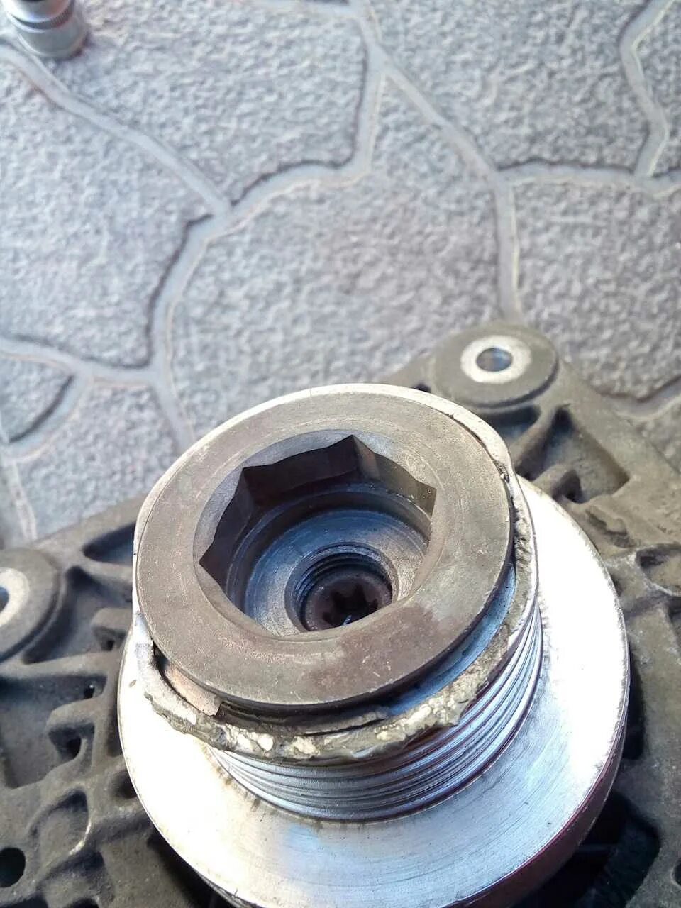 Муфта генератора volvo s60 2. Как поменять обгонную муфту. Муфта генератора renault дастер 2. Как поменять обгонную муфту. Съемник обгонной муфты генератора ниссан патфайндер r51.