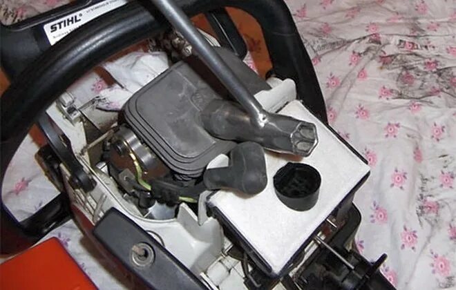 Почему штиль 180. Бензопила штиль 180 подкачка бензина. штиль 230 топливная система. газулька штиль 180.