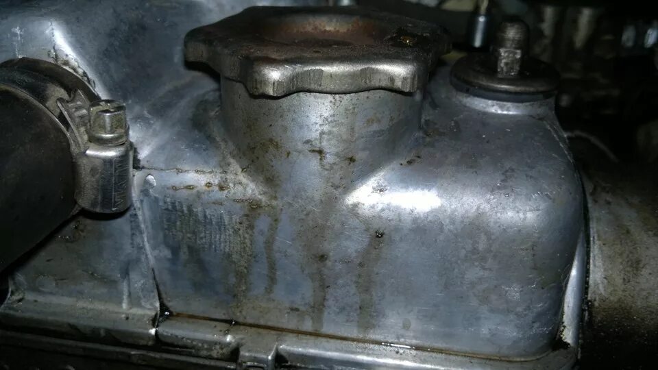 Горловина двигателя в масле ВАЗ 2114. Маслозаливная горловина ГАЗ 53. Крышка клапанов с горловиной ТМЗ.