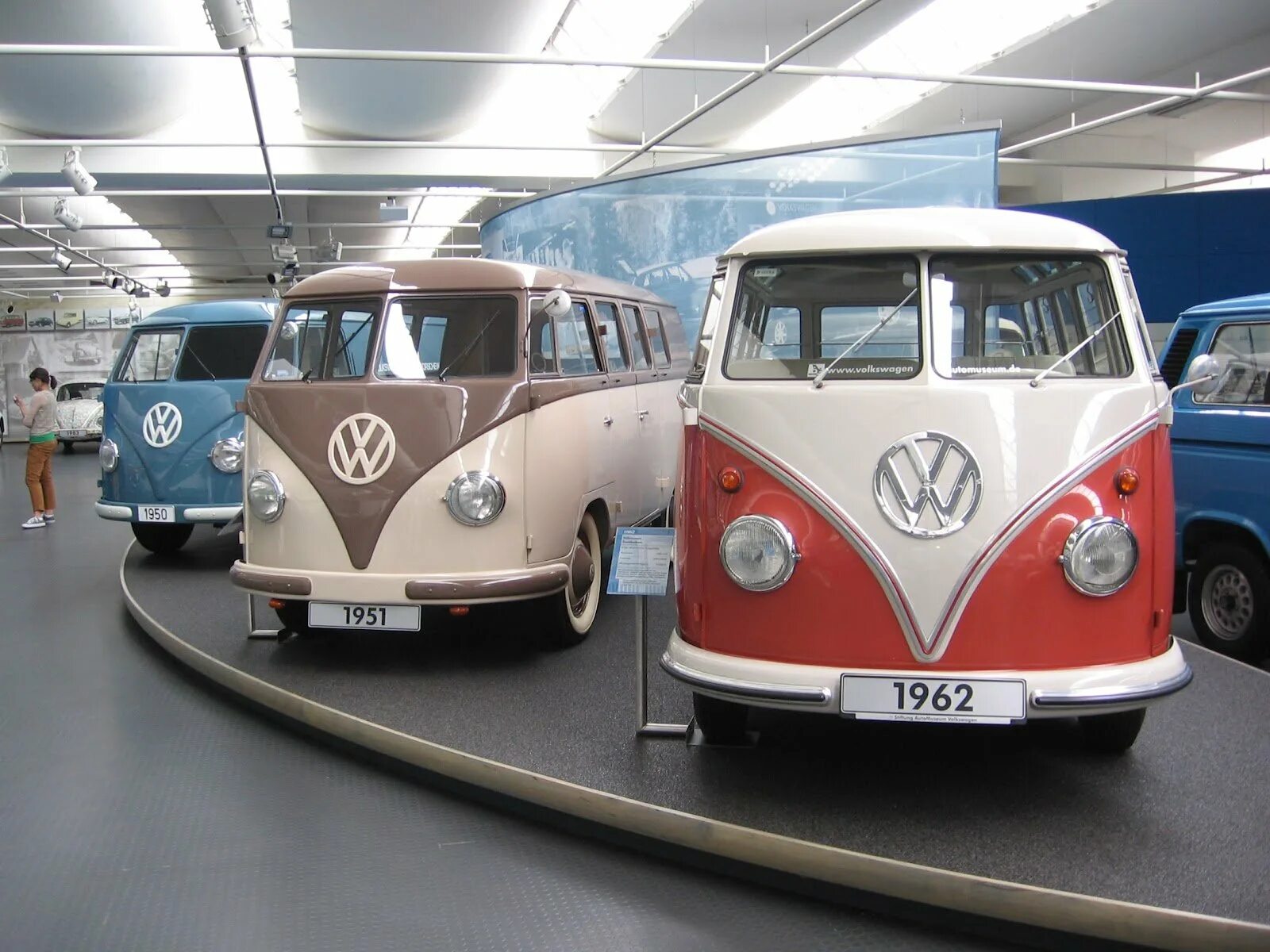 Автомузей Volkswagen. Volkswagen музей. VW Museum Wolfsburg. Музей Volkswagen в Германии. Volkswagen немецкий