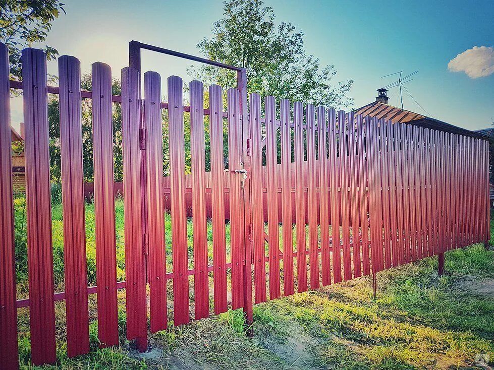 Строительство заборов в московской области. Забор с евроштакетника. Забор из штакетника. Забор из металлического штакетника. Красивый забор из штакетника.