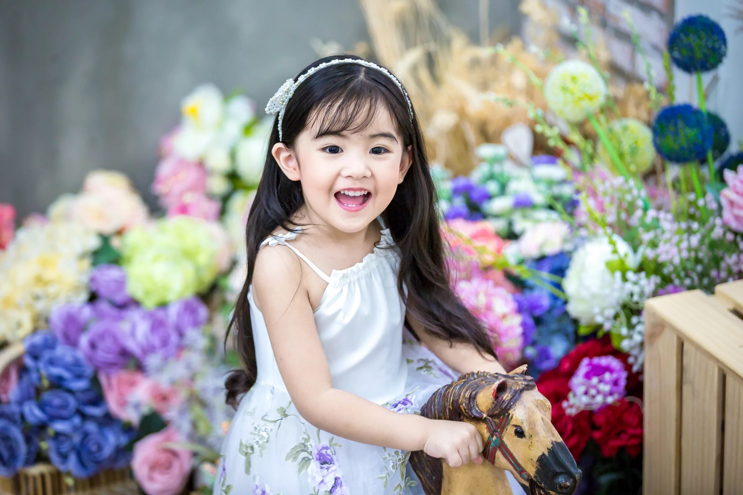 Племянница азиатка. Дети в цветах. Дети с цветами. Красивые маленькие девочки с цветами. Принцесса цветов.