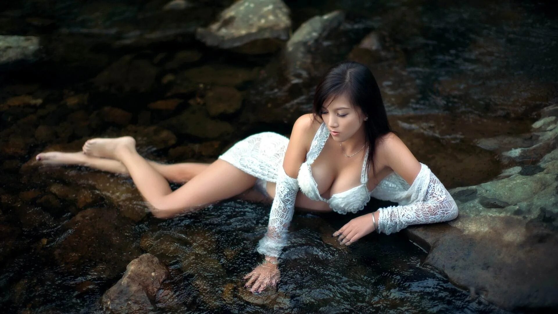 Stefan Soell модели. Азиатские девушки. Красивые девушки на речке. Азиатские девушки у воды.