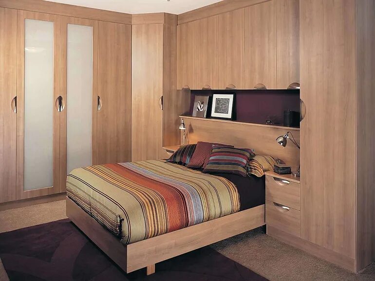 Какие спальни шкафом. Спальный гарнитур Портофино. Мебель для маленькой спальни. Спальня со встроенной мебелью. Шкаф в спальню.