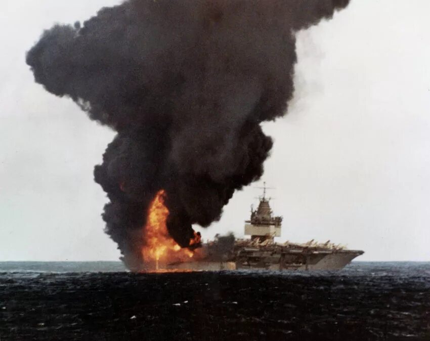 Подрыв корабля россии. Пожар на авианосце Энтерпрайз 1969. Пожар на авианосце Энтерпрайз. Пожар на авианосце USS Enterprise. USS Enterprise CVN-65 пожар.