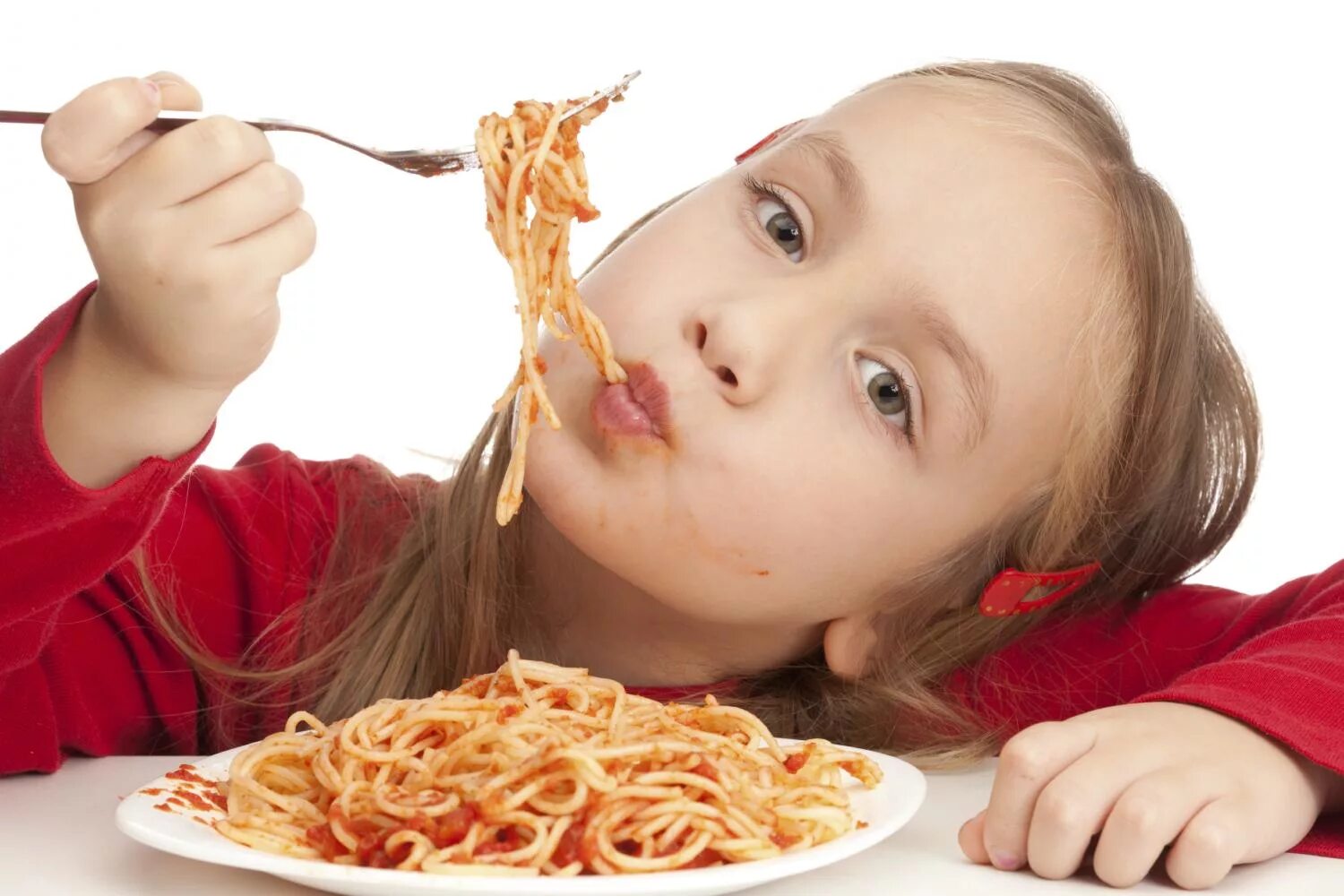 Покажи где едят. Девочка ест спагетти. Девушка ест макароны. Дети едят макароны. Малыш ест спагетти.