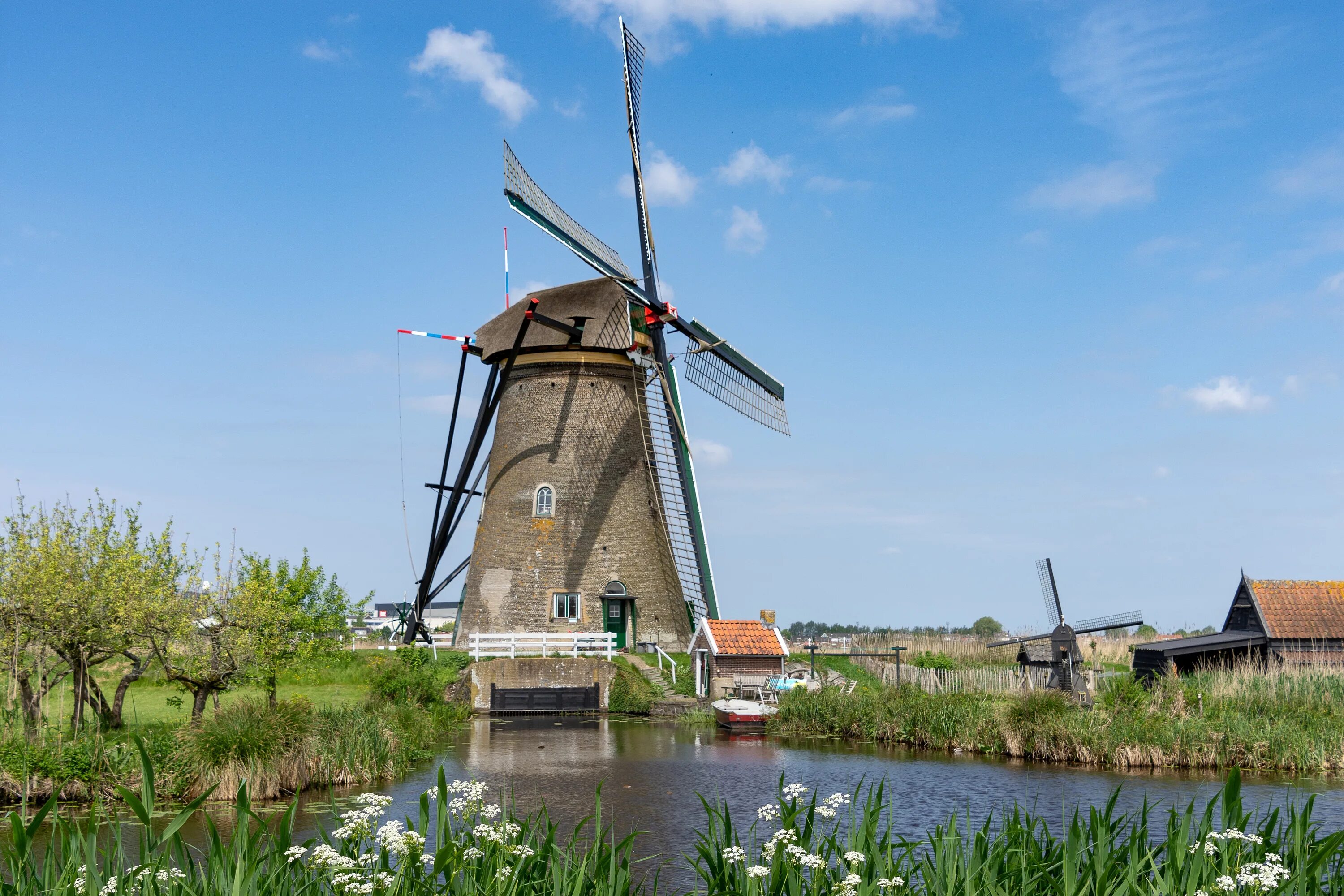Маленькие ветряные мельницы. Нидерланды мельницы. Ветряные мельницы в Голландии. Оренбург ветряная мельница. Старая ветряная мельница жернова.
