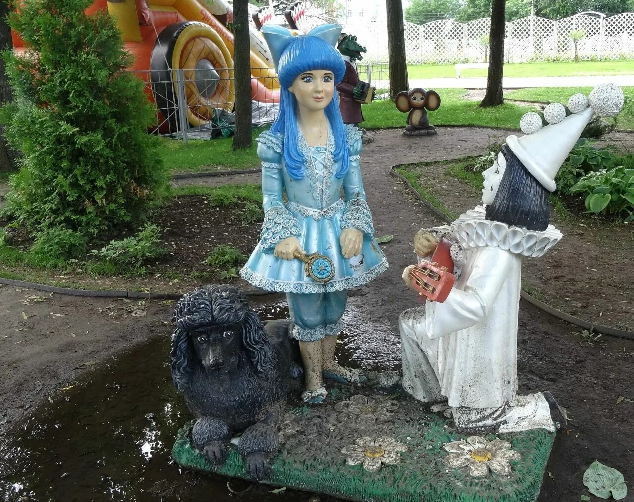 Новогодние костюмы для спектаклей. Пьеро и артемон. Мальвина пьеро артемон. Памятник мальвина и артемон. Буратино пьеро артемон.