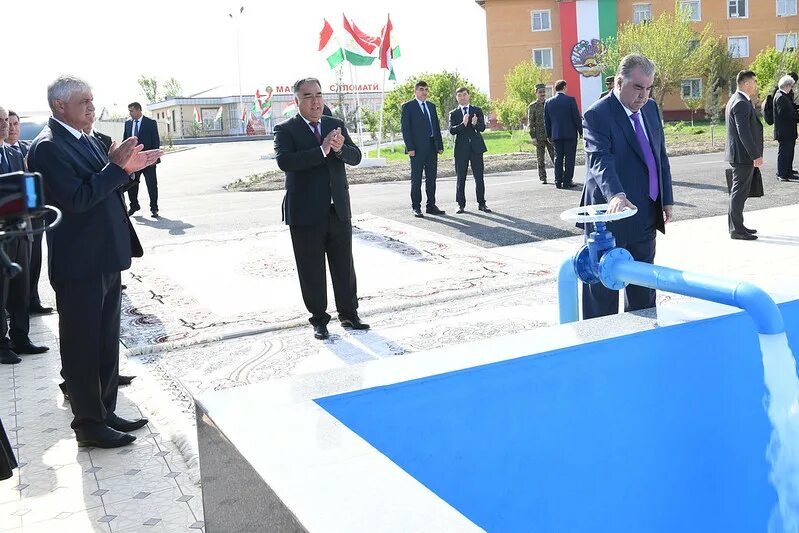 Зафаробод точикистон. Фото президента Таджикистана. Водопровод в Таджикистане. Эмомали Рахмон Согд.