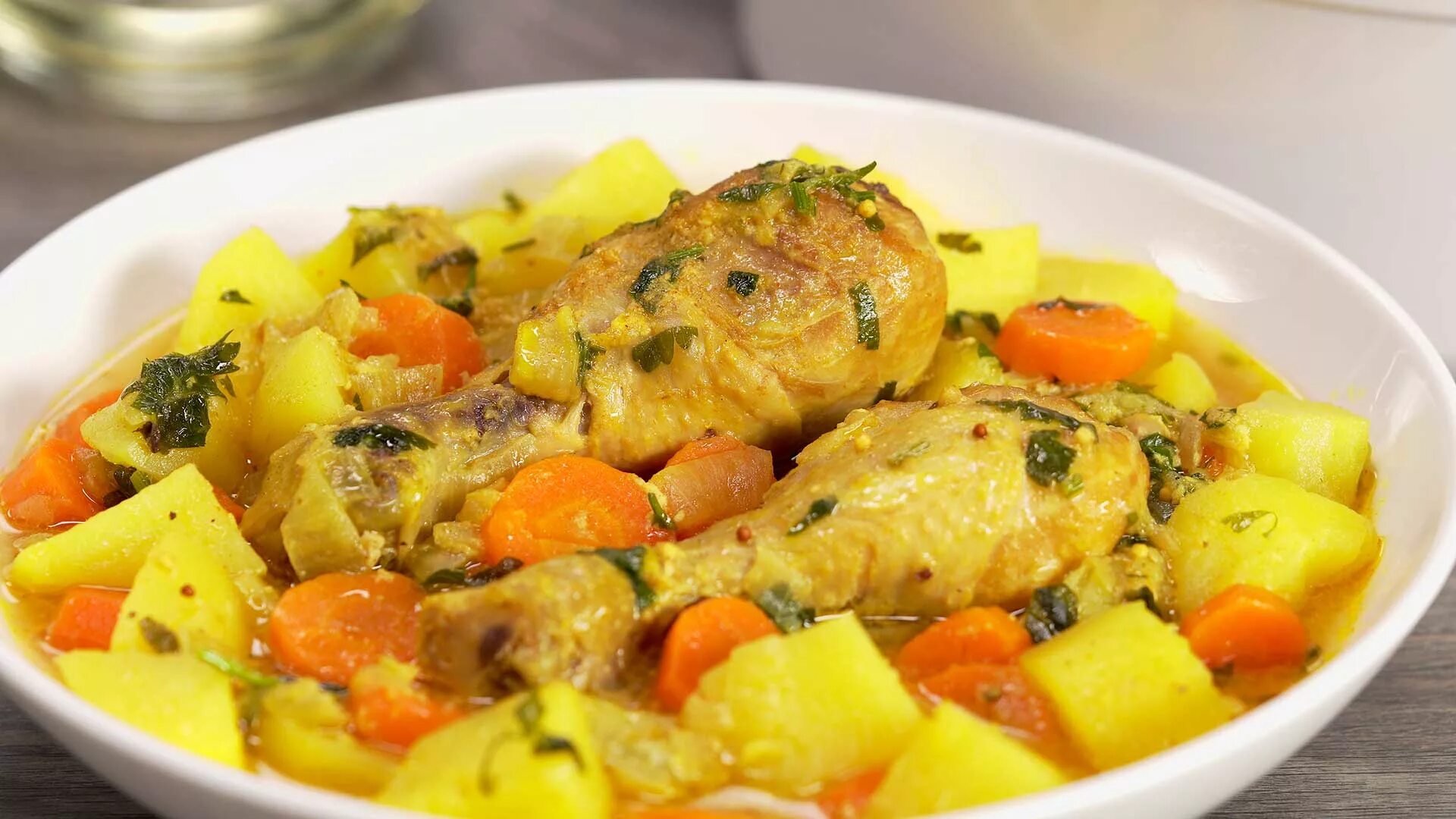 Рагу из курицы на сковороде. Рагу с курицей. картошка с овощами. картофельное рагу с курицей. курица с овощами.