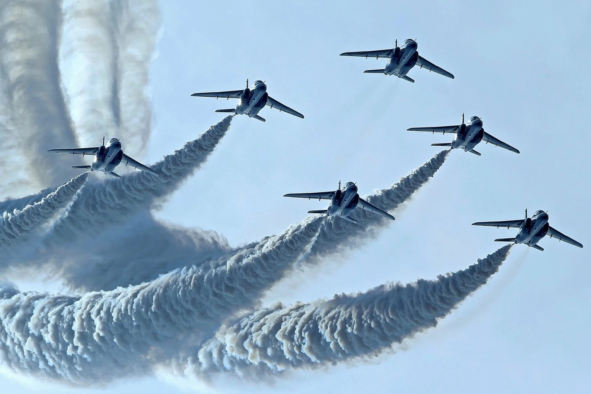 Самолет военный. Полет. Самолет в небе. Военные самолеты в небе.