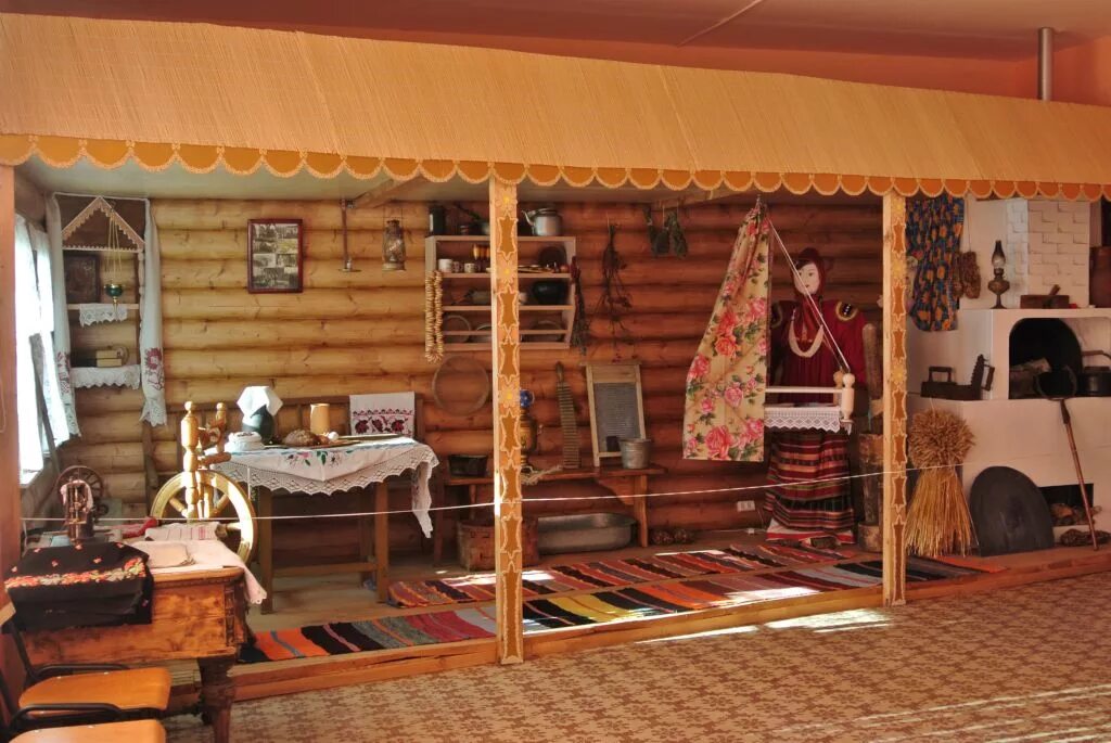 русская изба со светелкой. имитация русской избы. белозерск краеведческий музей "русская изба". клявлинский музей.
