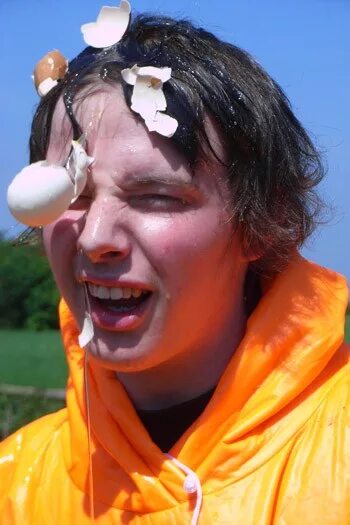 Бросать яйцо. Яйца андрея. Разбить яйцо. Кидать яйцами. Кидать яйцами.