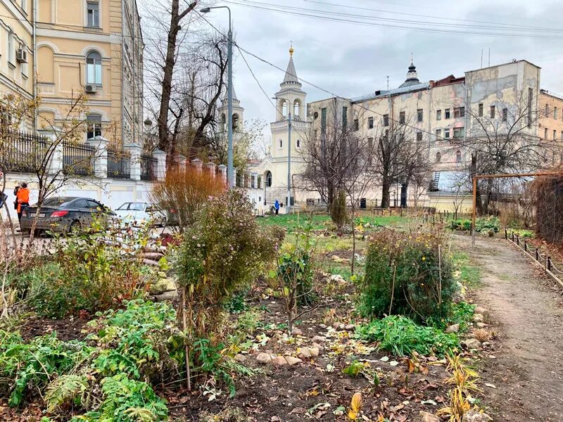 Москва, садик у памятника Осипу Мандельштаму..