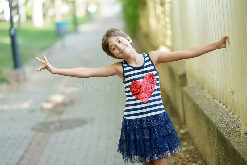 Стоит девочка 8 лет. Девочки 8 лет стоя. девочка 8 лет с шарфом в полный рост. девочка 8 лет в лишенцах на улицы. фото девочки 8 лет в полный рост на улице.