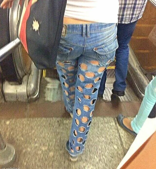 С девушки сорвали штаны. Протекла в джинсах. Девушка порвала штаны. Девочка порвала штаны. Девушки в рваных джинсах в метро.