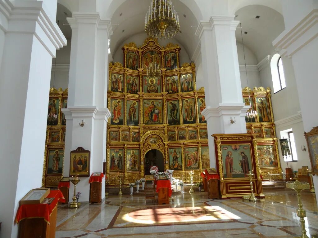 Храм феодосия череповец. Кафедральный собор афанасия и феодосия. храм афанасия и феодосия череповец. церковь в макаринской роще череповец. воскресенский собор череповец иконостас.