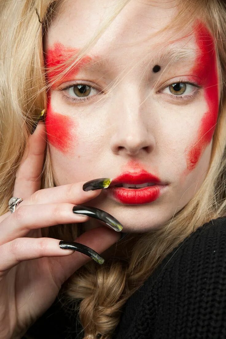 Плохие образа. Vivienne Westwood макияж. Драматический грим. Red autumn макияжи.
