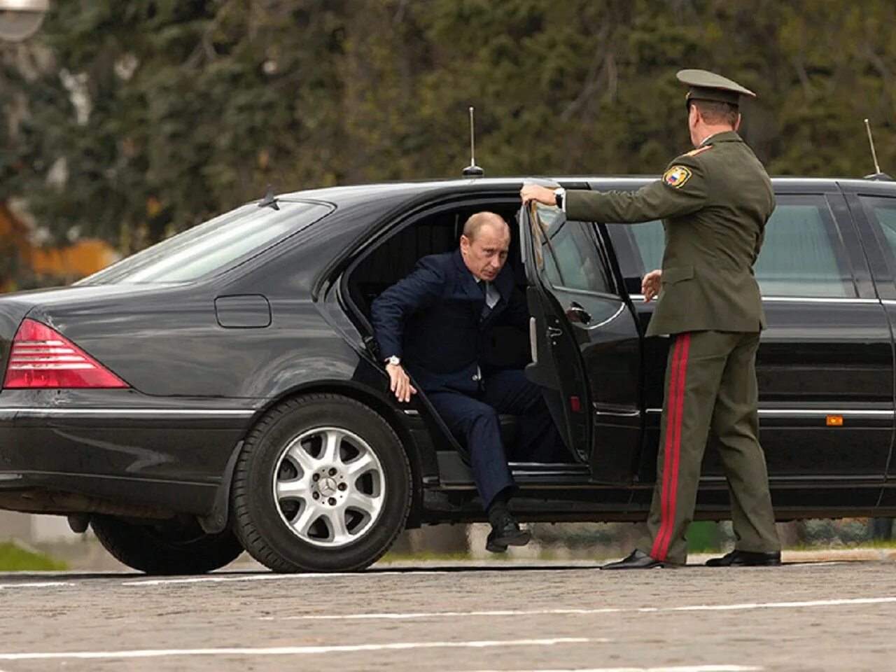 Mercedes s600 Pullman Guard. Мерседес Пульман Путина. Mercedes Benz Pullman Guard Путина. Mercedes-Benz s600 Pullman Guard w220.