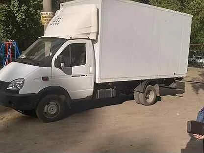 Водитель с личным грузовым автомобилем газель