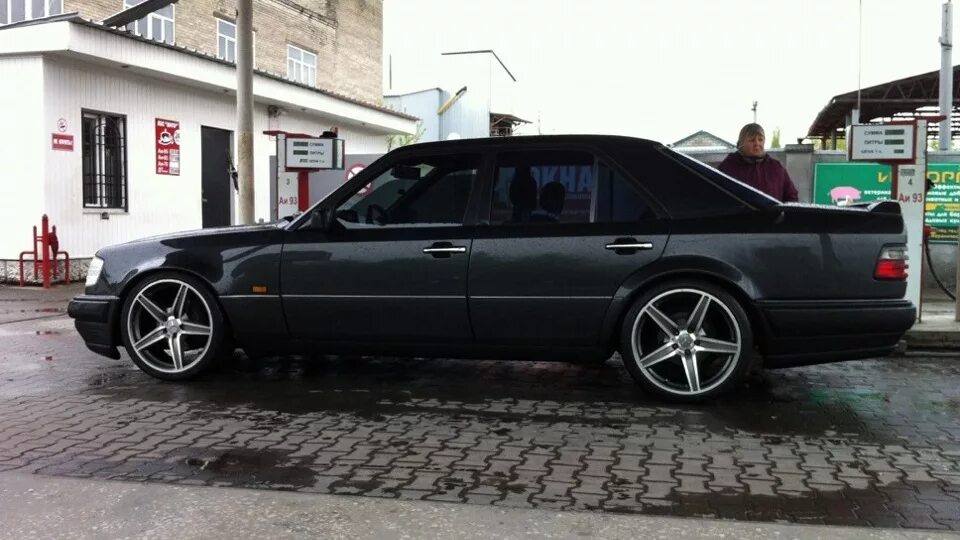 W124 borbet. Мерседес 124 сбоку. Мерседес 124 на 17 колесах. 124 сом. Дан124.