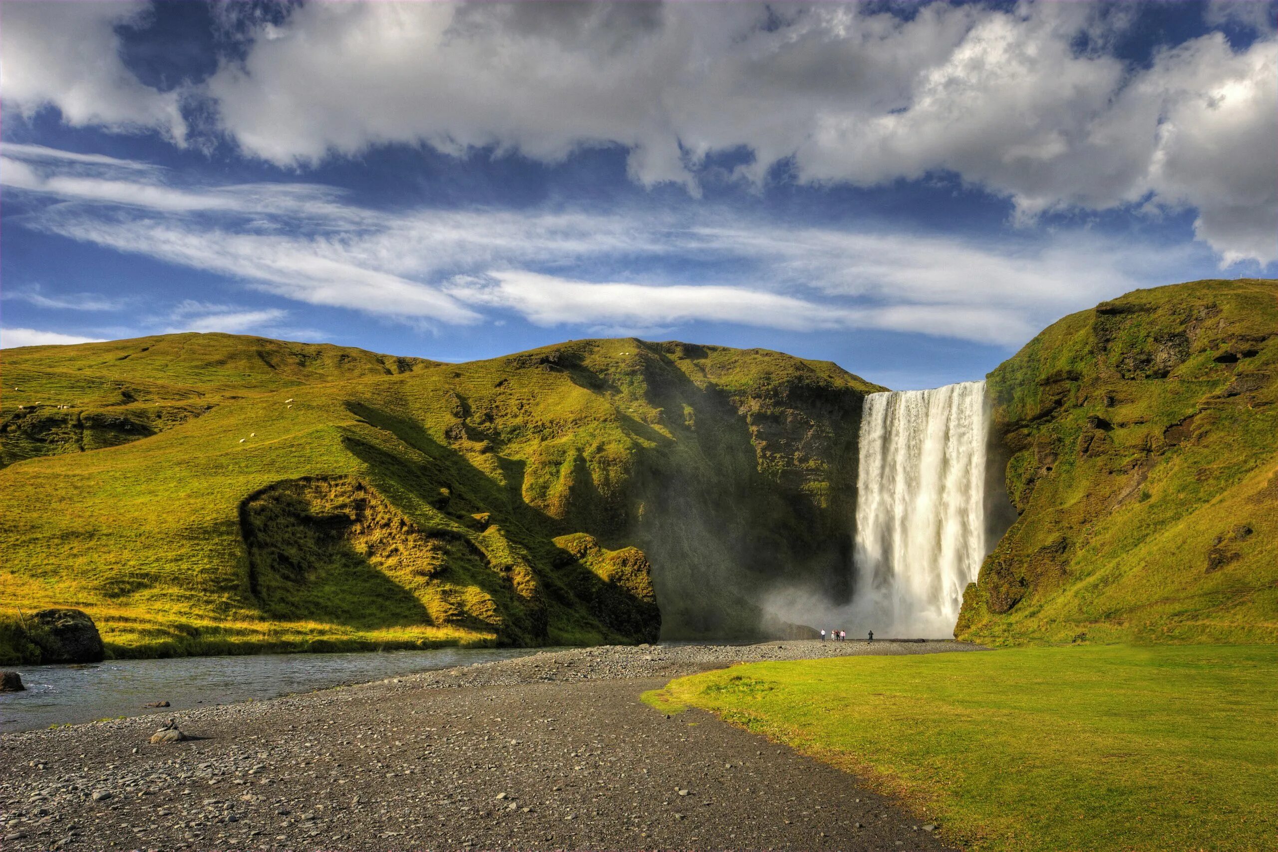 Исландия какая европа. Водопад Скоугафосс. Хайлендс Исландия. Скоугафосс Исландия лошади. Водопад Скоугафосс Исландия сверху.