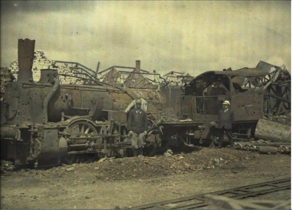 Разбитая железная дорога. Паровозы первой мировой войны. Разбитый паровоз. Железная дорога первая мировая. Поезда первой мировой.