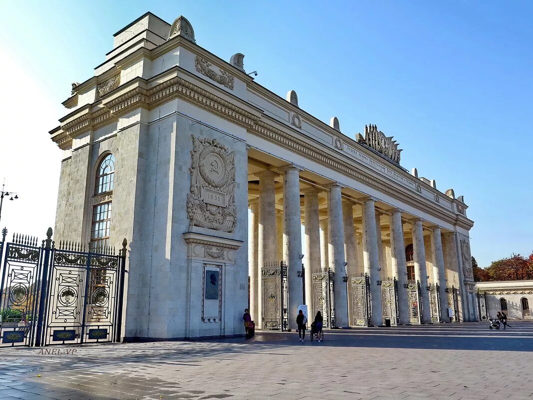 Вход в парк горького. Ворота в парк Горького Москва. Парк культуры Горького Москва. Арка парк Горького Москва. Центральная арка парк Горького.